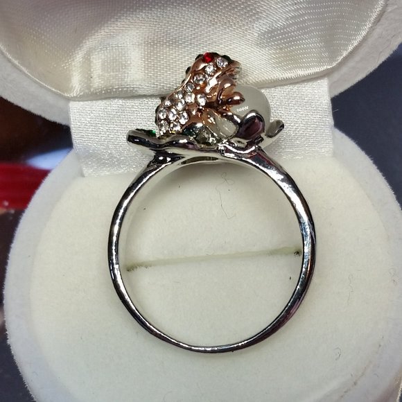 Silver and green rhinestone Frog ring.  Frog is holding a dew drop - Picture 4 of 5